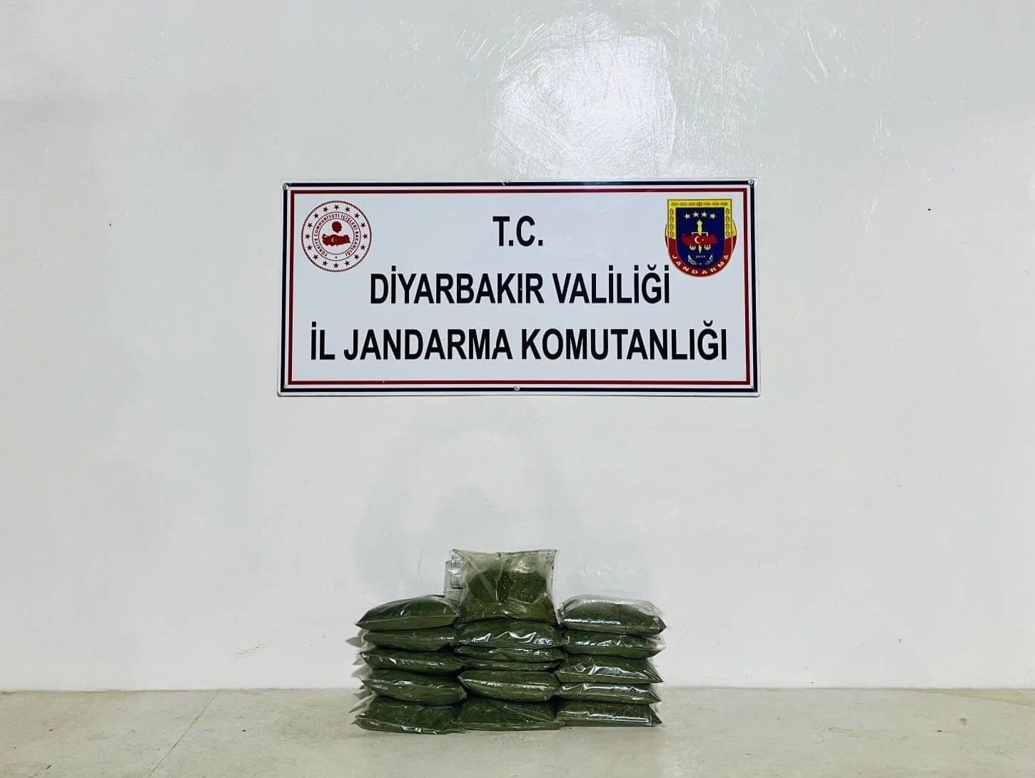 Diyarbakır’da jandarma ekiplerince düzenlenen operasyonlarda 21 kilo esrar ve 20