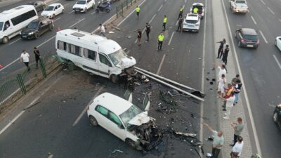 Diyarbakır'da otomobil ile çarpışan minibüs, bariyerleri aşıp karşı şeride geçtikten