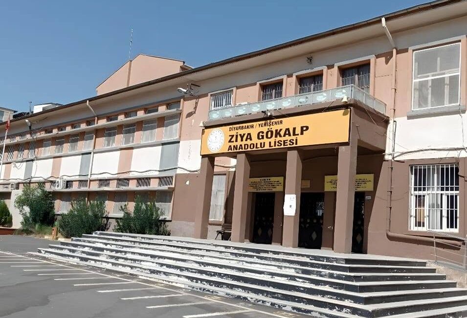 Ziya Gökalp Lisesi eski Müdürü Ayten Ekmekçi , gazetemiz yazarlarından