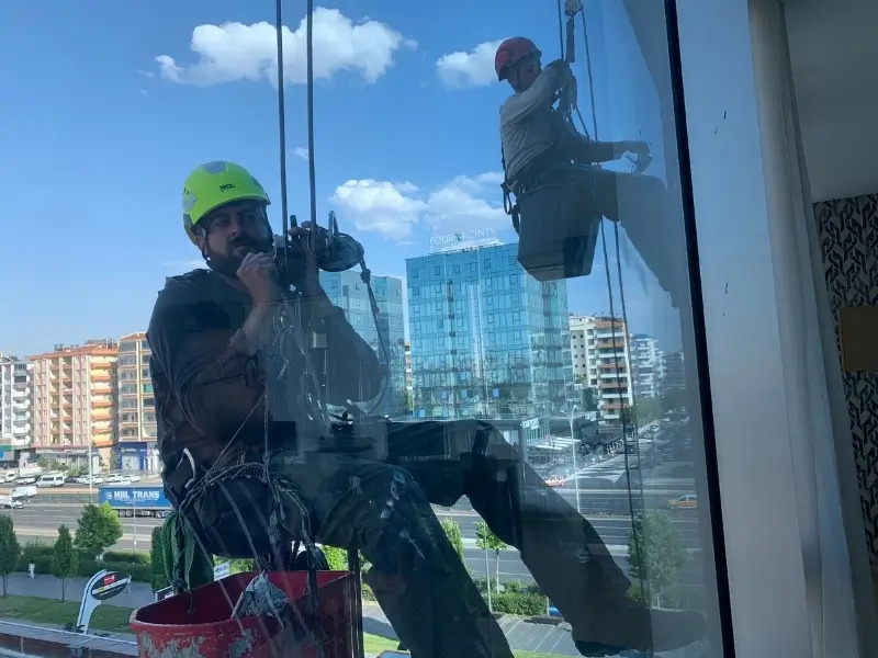 Diyarbakırlı kardeşlerin metrelerce yükseklikte hayat mücadelesi