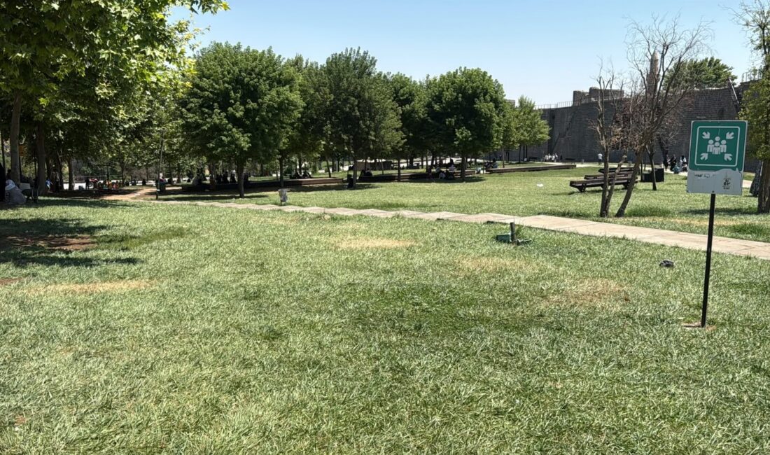 Diyarbakır’da hava sıcaklığının 40 derecenin üzerine çıkmasıyla cadde ve sokaklar