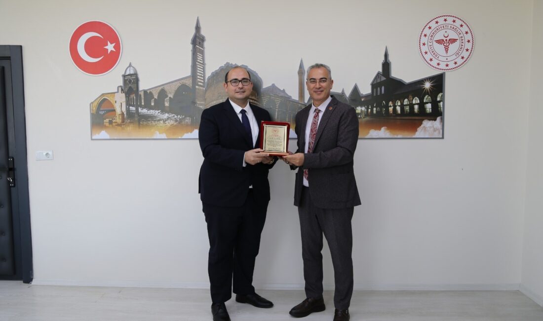 Diyarbakır Sağlık Müdürü Uzm. Dr. Emre Asiltürk, Mersin'e tayini çıkan
