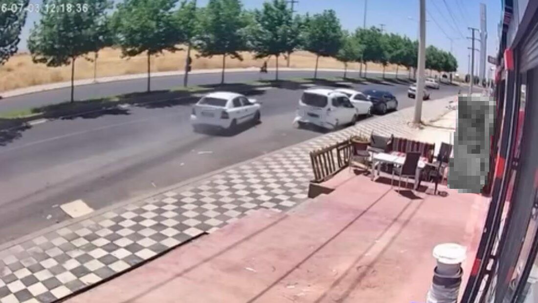 Diyarbakır'ın merkez Bağlar ilçesinde 4 aracın karıştığı kaza anı güvenlik