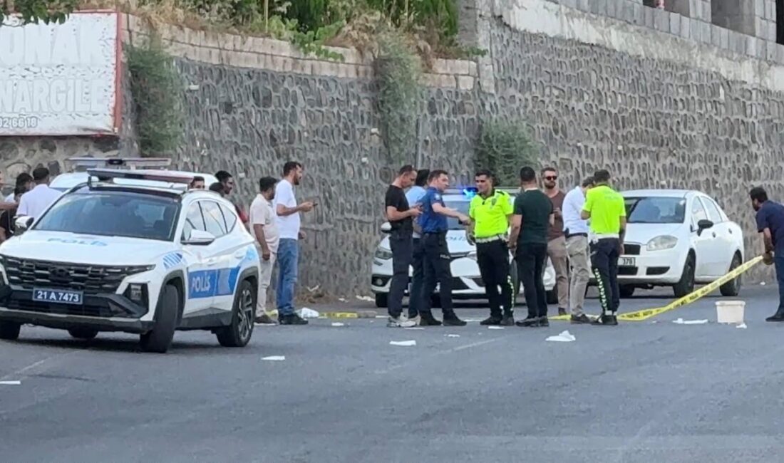  Diyarbakır'ın Sur ilçesinde bir esnaf, tartıştığı müşterinin aracına kurşun