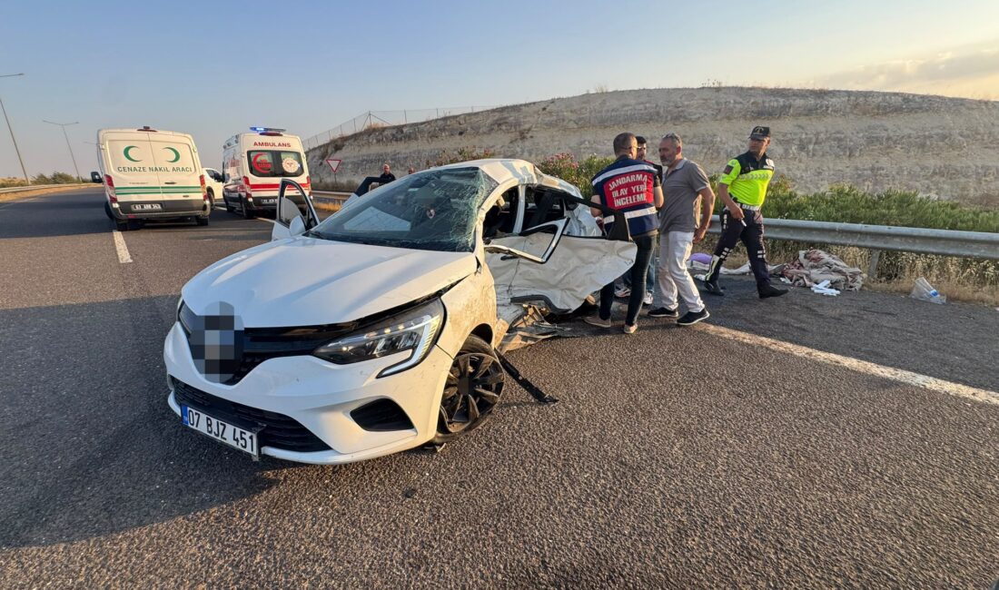 Şanlıurfa'nın Halfeti ilçesine hafta sonu tatilini için gidenlerin bulunduğu otomobile