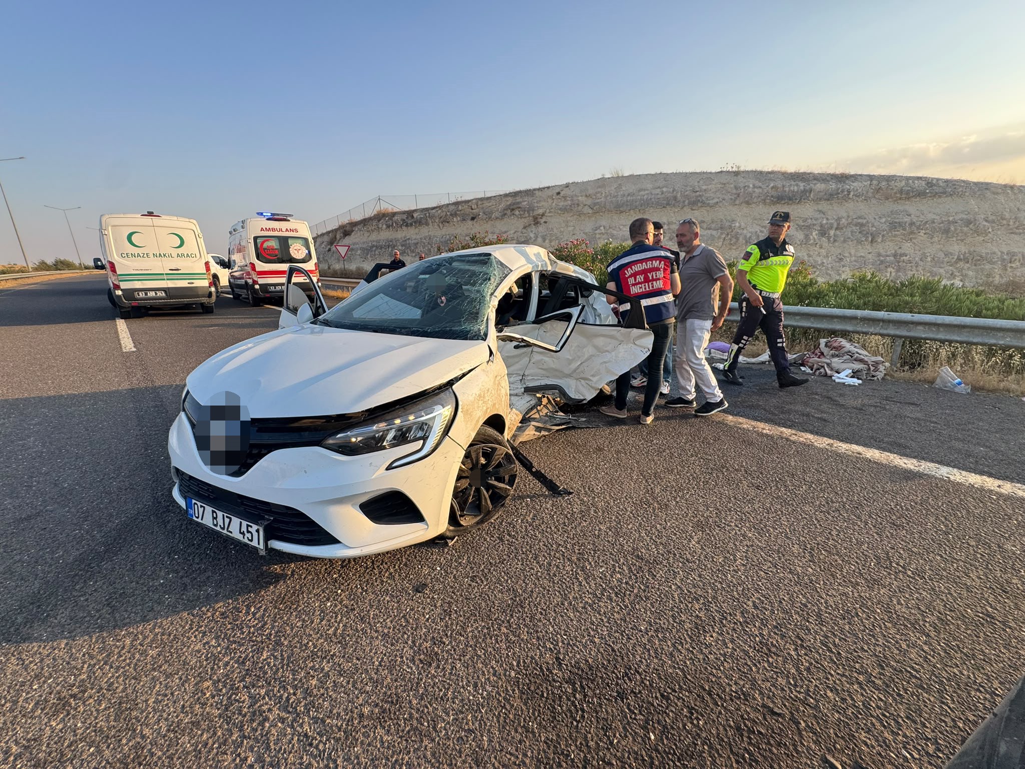 Şanlıurfa'nın Halfeti ilçesine hafta sonu tatilini için gidenlerin bulunduğu otomobile
