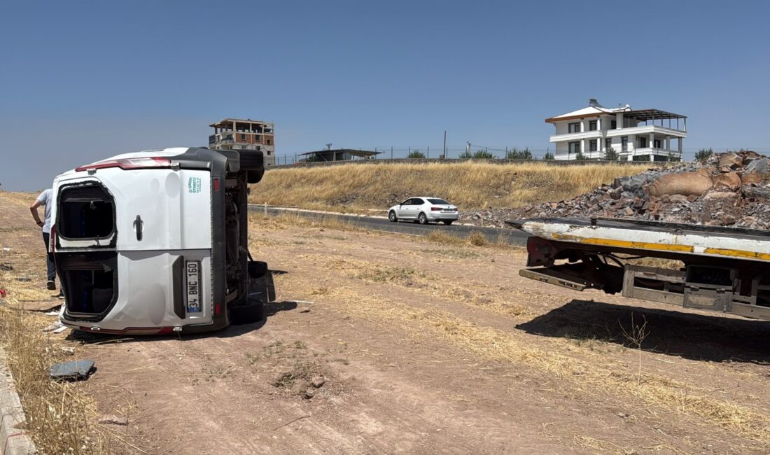 Diyarbakır’da engellileri taşıyan minibüs ile otomobilin çarpışması sonucu meydana gelen