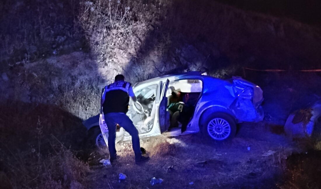 Şanlıurfa’nın Siverek ilçesinde kontrolden çıkarak şarampole devrilen otomobilin takla attığı