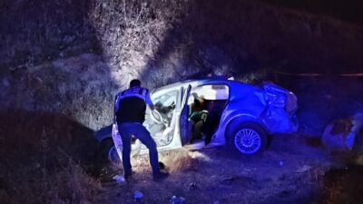 Şanlıurfa’nın Siverek ilçesinde kontrolden çıkarak şarampole devrilen otomobilin takla attığı