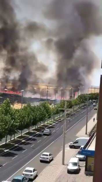 Diyarbakır’da otluk alanda çıkan yangın paniğe neden oldu. Dumanların gökyüzünü