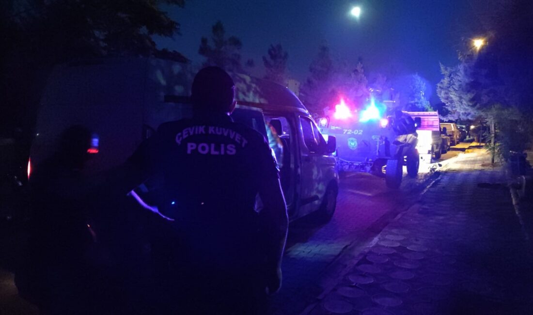 Batman'da mezarlıkta silahlı saldırıya uğrayan baba, oğlu ve yeğeni hayatını