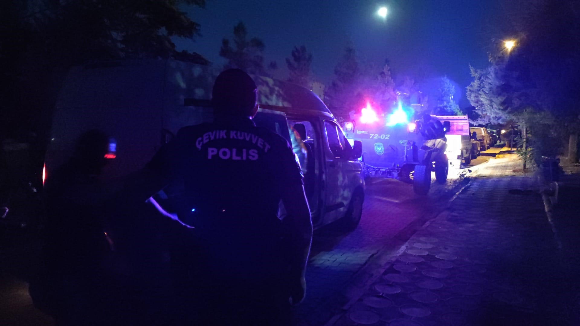 Batman'da mezarlıkta silahlı saldırıya uğrayan baba, oğlu ve yeğeni hayatını