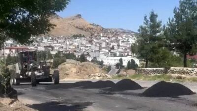 Diyarbakır Büyükşehir Belediyesi, vatandaşların çukurlara ağaç dikerek tepkilerini dile getirdiği