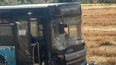 Diyarbakır'ın Çermik ilçesinde yolcu otobüsü ile otomobilin sürücüsü çarpışmamak için
