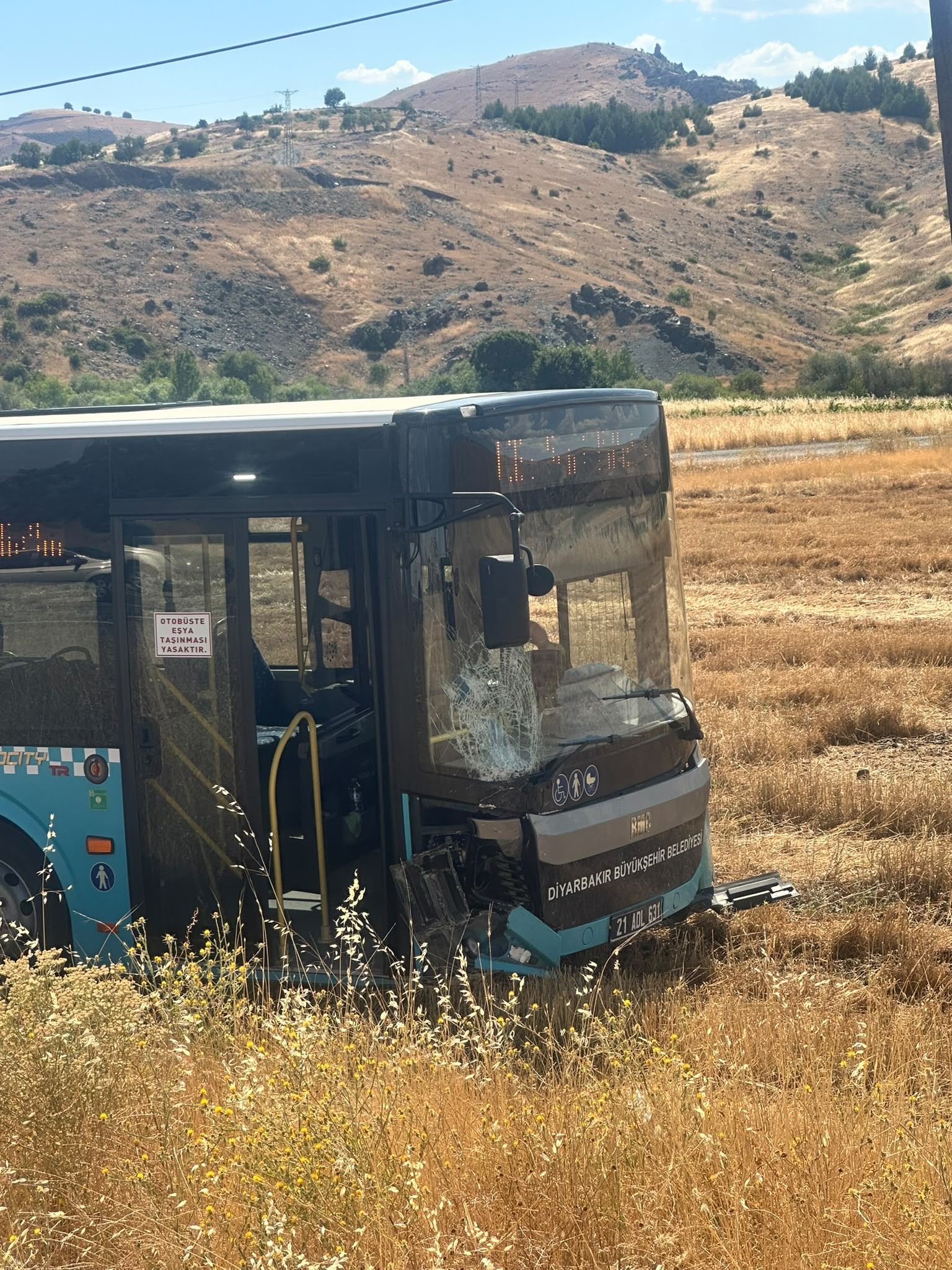 Diyarbakır'ın Çermik ilçesinde yolcu otobüsü ile otomobilin sürücüsü çarpışmamak için