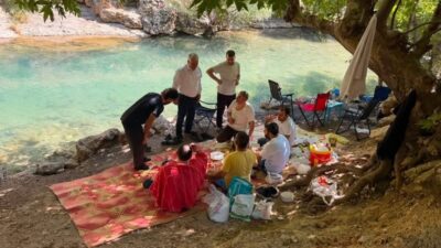 Diyarbakır'ın Çermik İlçe Belediye Başkanı Şehmus Karamehmetoğlu, kentteki turistlerle bir