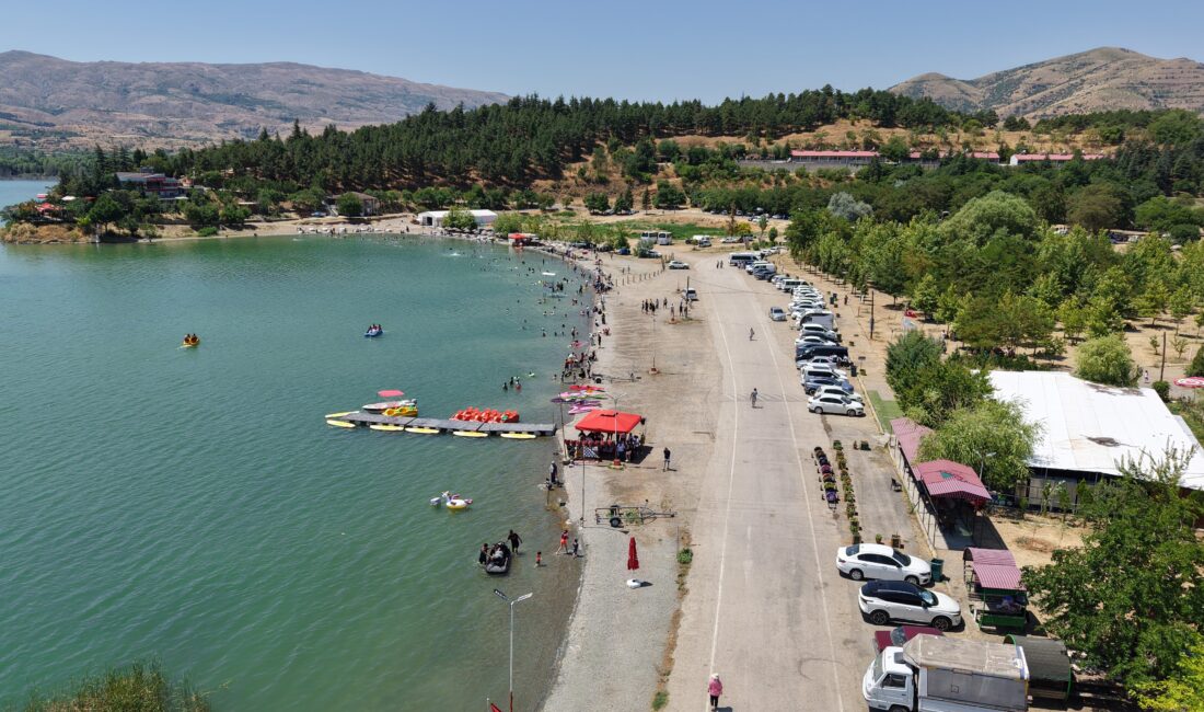 Türkiye'nin en derin göllerinden olan Elazığ'daki Hazar Gölü, havaların ısınmasıyla