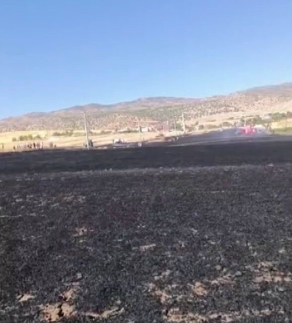 Diyarbakır’ın Silvan ilçesinde biçilmiş 100 dönümlük alan, çıkan yangında küle