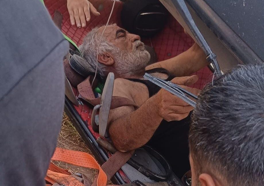 Diyarbakır'ın Bismil ilçesinde kontrolden çıkarak devrilen çekicinin sürücüsü yaralandı.