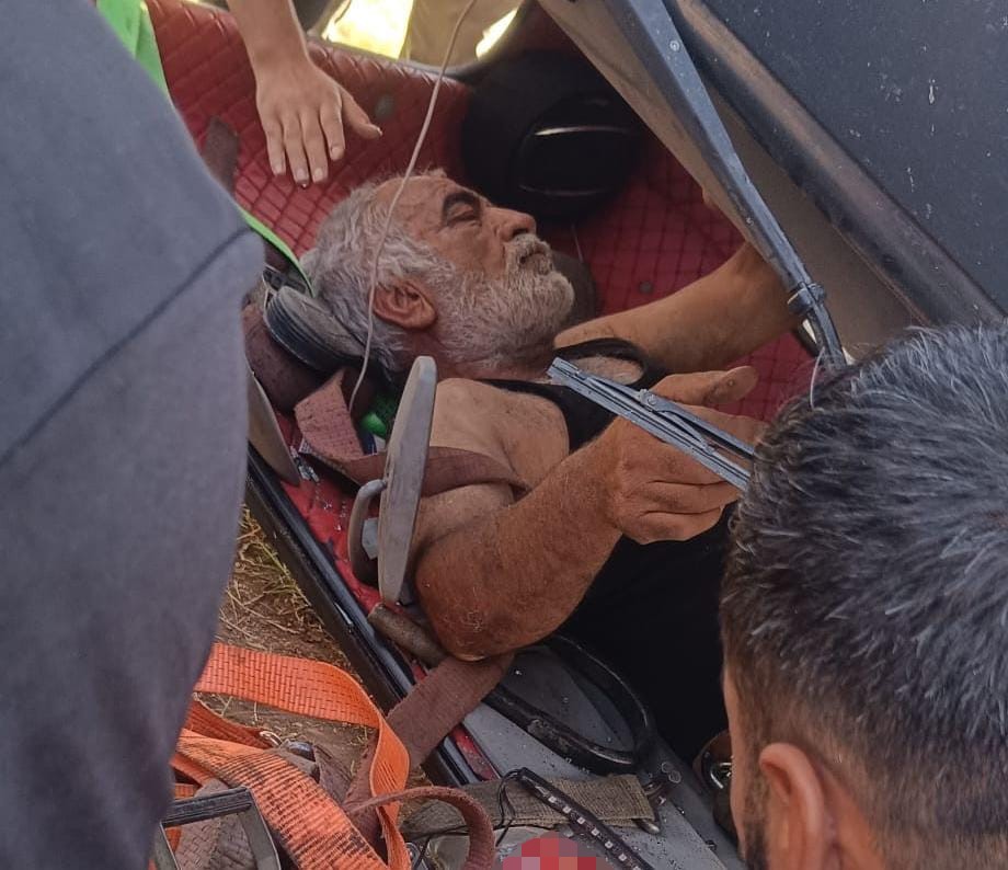 Diyarbakır'ın Bismil ilçesinde kontrolden çıkarak devrilen çekicinin sürücüsü yaralandı.