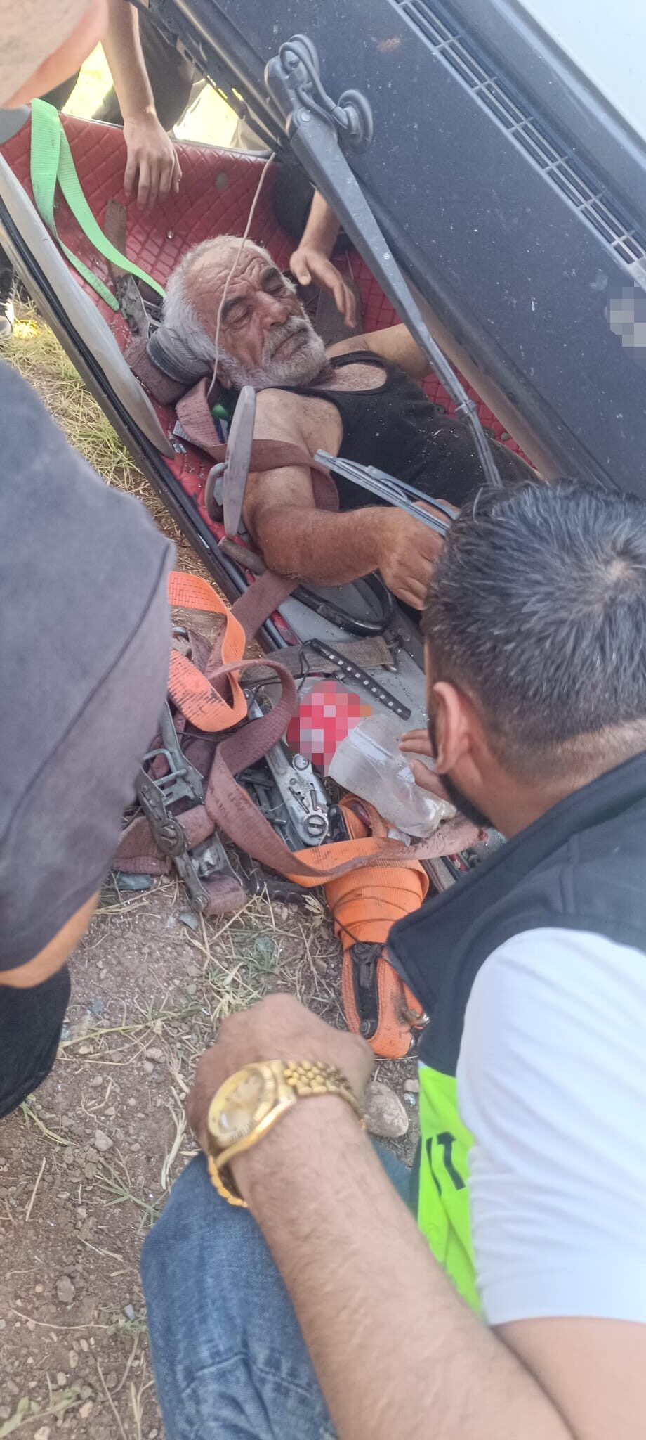 Diyarbakır'da çekici kontrolden çıkarak devrildi, sürücü yaralandı