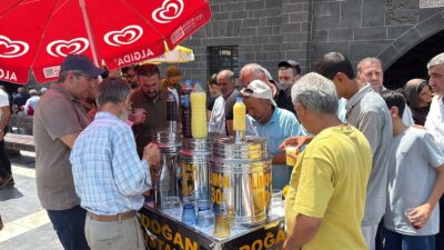 Diyarbakır’da her cuma namazı sonrası hayırsever vatandaşlar tarafından çeşitli yiyecek