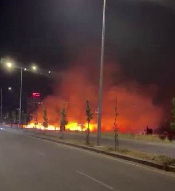 Diyarbakır’ın Kayapınar ilçesinde, kuru otların tutuşması ile yangın çıktı. Alevlerin