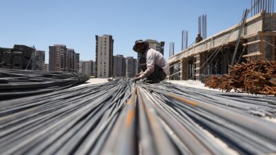 Diyarbakır'da inşaatlarda çalışan demir ustaları, yüksek sıcaklık ve demirin aldığı