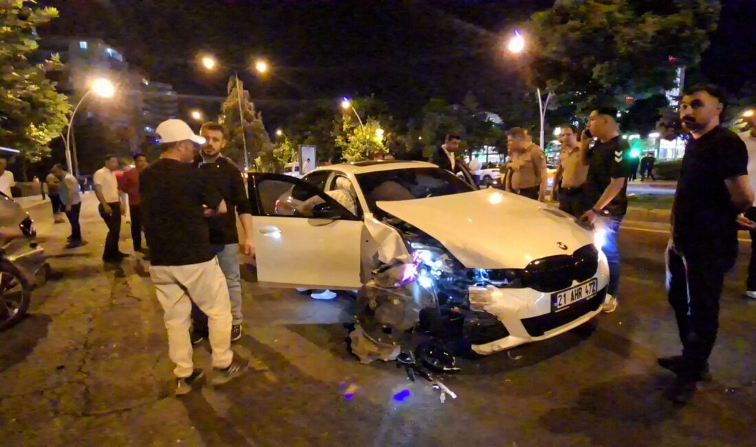 Diyarbakır'ın merkez Kayapınar ilçesinde iki otomobilin çarpışması sonucu meydana gelen