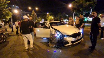 Diyarbakır'ın merkez Kayapınar ilçesinde iki otomobilin çarpışması sonucu meydana gelen