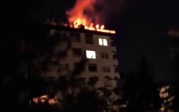 Diyarbakır’da 8 katlı bir binanın çatı katında yangın çıktı. Apartmandakiler