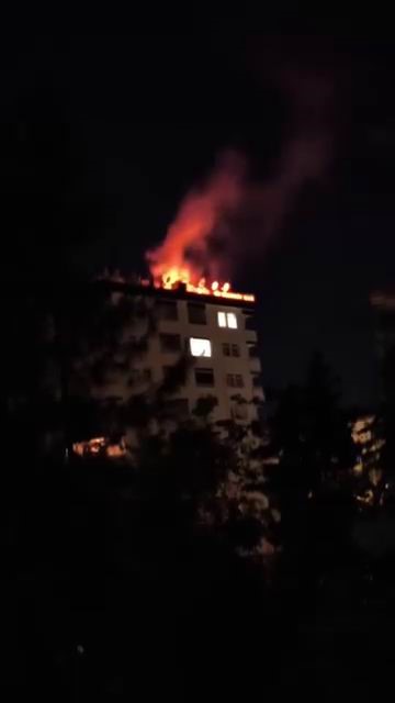 Diyarbakır’da 8 katlı bir binanın çatı katında yangın çıktı. Apartmandakiler