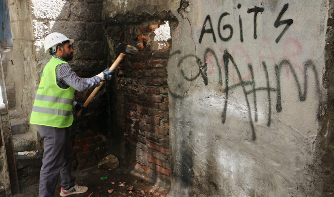 Diyarbakır'da uyuşturucu bağımlılarının uğrak noktası haline gelen metruk yapıların yıkımı
