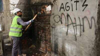 Diyarbakır'da uyuşturucu bağımlılarının uğrak noktası haline gelen metruk yapıların yıkımı