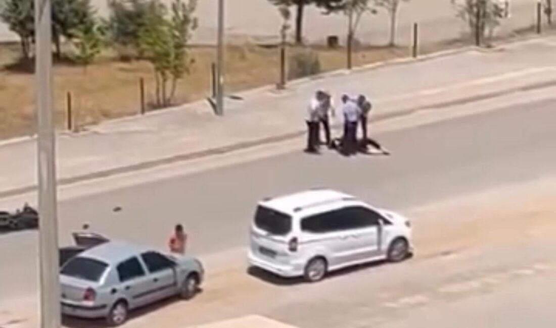 Diyarbakır'ın Silvan ilçesinde kontrolden çıkan motosikletin devrildiği kazada sürücü yaralandı.
