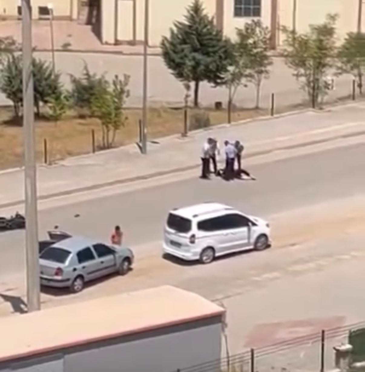 Diyarbakır'ın Silvan ilçesinde kontrolden çıkan motosikletin devrildiği kazada sürücü yaralandı.