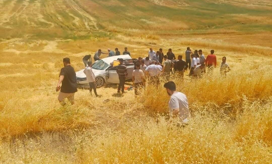 Diyarbakır'ın Silvan ilçesinde otomobilin tarlaya yuvarlanması sonucu meydana gelen trafik
