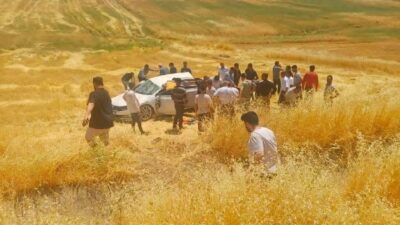 Diyarbakır'ın Silvan ilçesinde otomobilin tarlaya yuvarlanması sonucu meydana gelen trafik