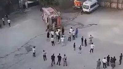 Diyarbakır’ın Silvan ilçesinde park halindeyken aniden alev alan minibüs kullanılamaz