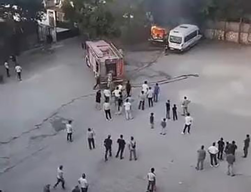 Diyarbakır’ın Silvan ilçesinde park halindeyken aniden alev alan minibüs kullanılamaz