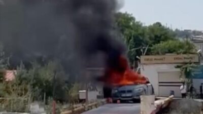 Diyarbakır’ın Sur ilçesinde seyir halindeki araç bir anda alev aldı.