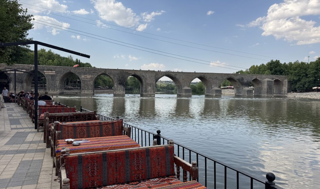 Diyarbakır’ın en gözde mekanlarından olan tarihi On Gözlü Köprü, kentte