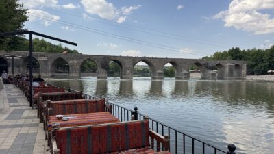 Diyarbakır’ın en gözde mekanlarından olan tarihi On Gözlü Köprü, kentte