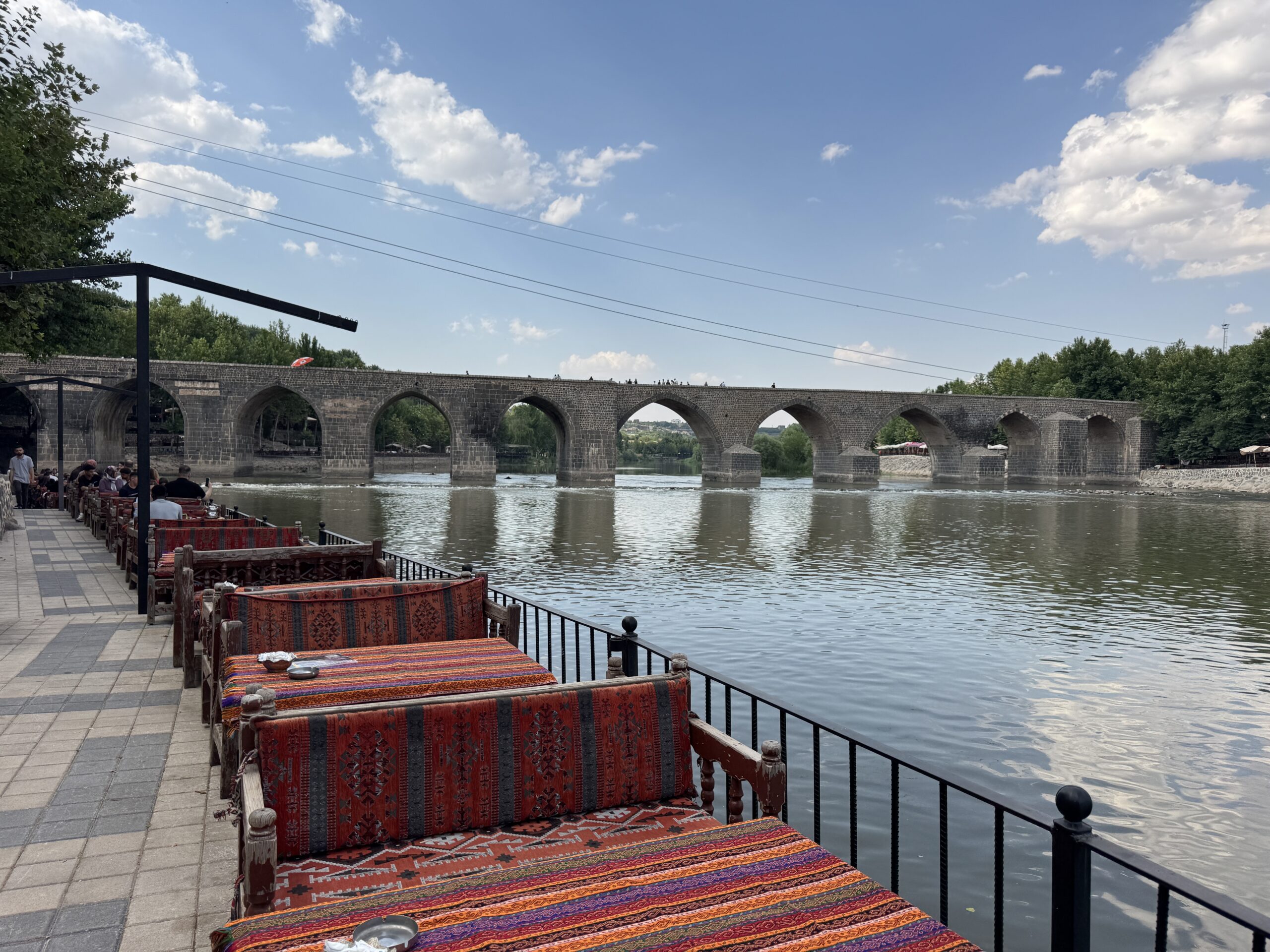 Diyarbakır’ın en gözde mekanlarından olan tarihi On Gözlü Köprü, kentte