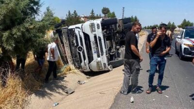 Diyarbakır’da sürücüsünün direksiyon hakimiyetini kaybettiği tır devrildi. Kazada 1 kişi