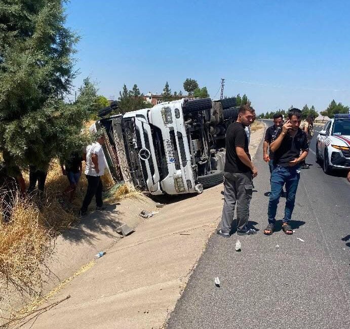 Diyarbakır’da sürücüsünün direksiyon hakimiyetini kaybettiği tır devrildi. Kazada 1 kişi