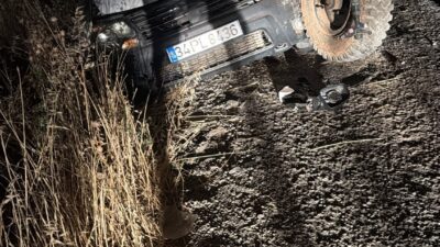 Diyarbakır'ın Çınar ilçesinde seyir halindeki otomobilin, yol kenarında duran traktöre