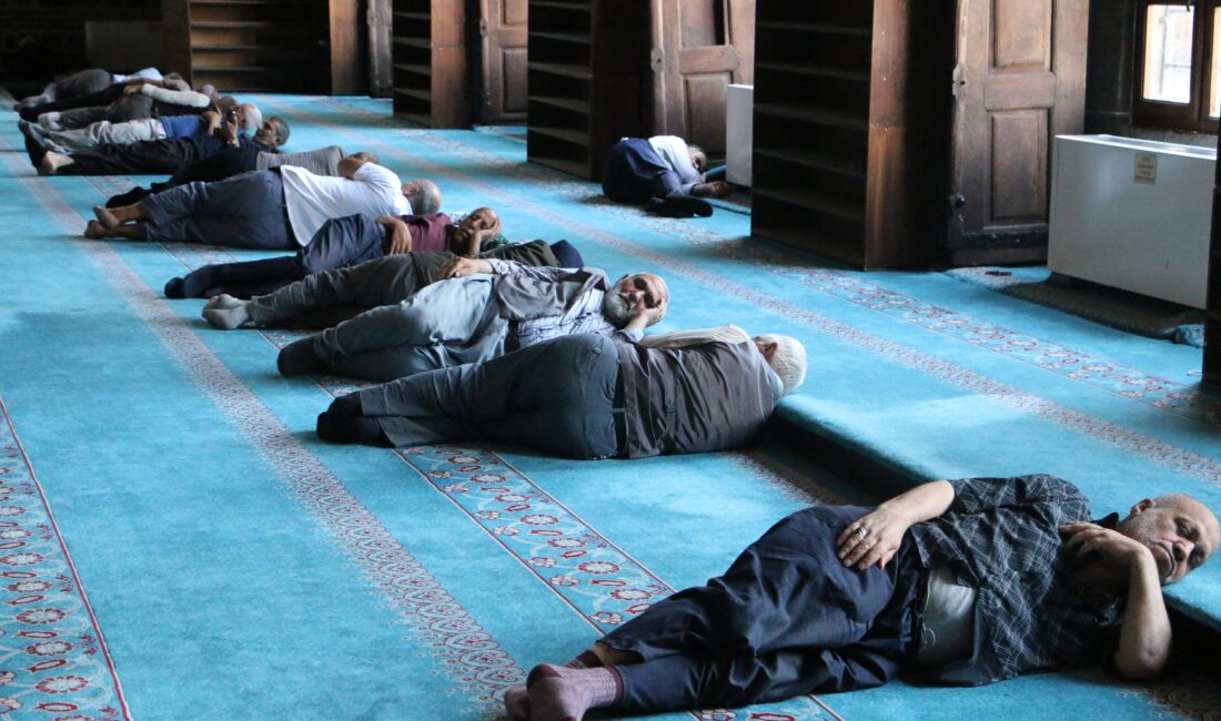 Diyarbakır'a gezmeye gelen yerli turistler hava sıcaklığının 40 dereceyi aşmasıyla