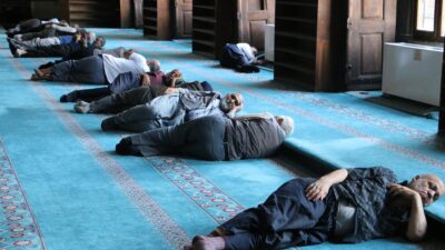 Diyarbakır'a gezmeye gelen yerli turistler hava sıcaklığının 40 dereceyi aşmasıyla