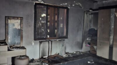 Diyarbakır'ın merkez Kayapınar ilçesinde çıkan yangında dumandan etkilenen üst kattaki